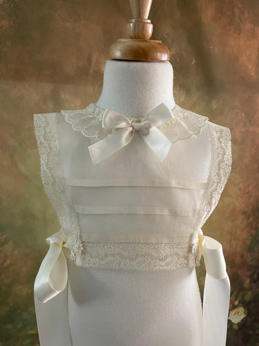 Organdy Bib With Collar (Medium)