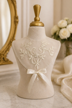 Load image into Gallery viewer, Organza Pointy Collar